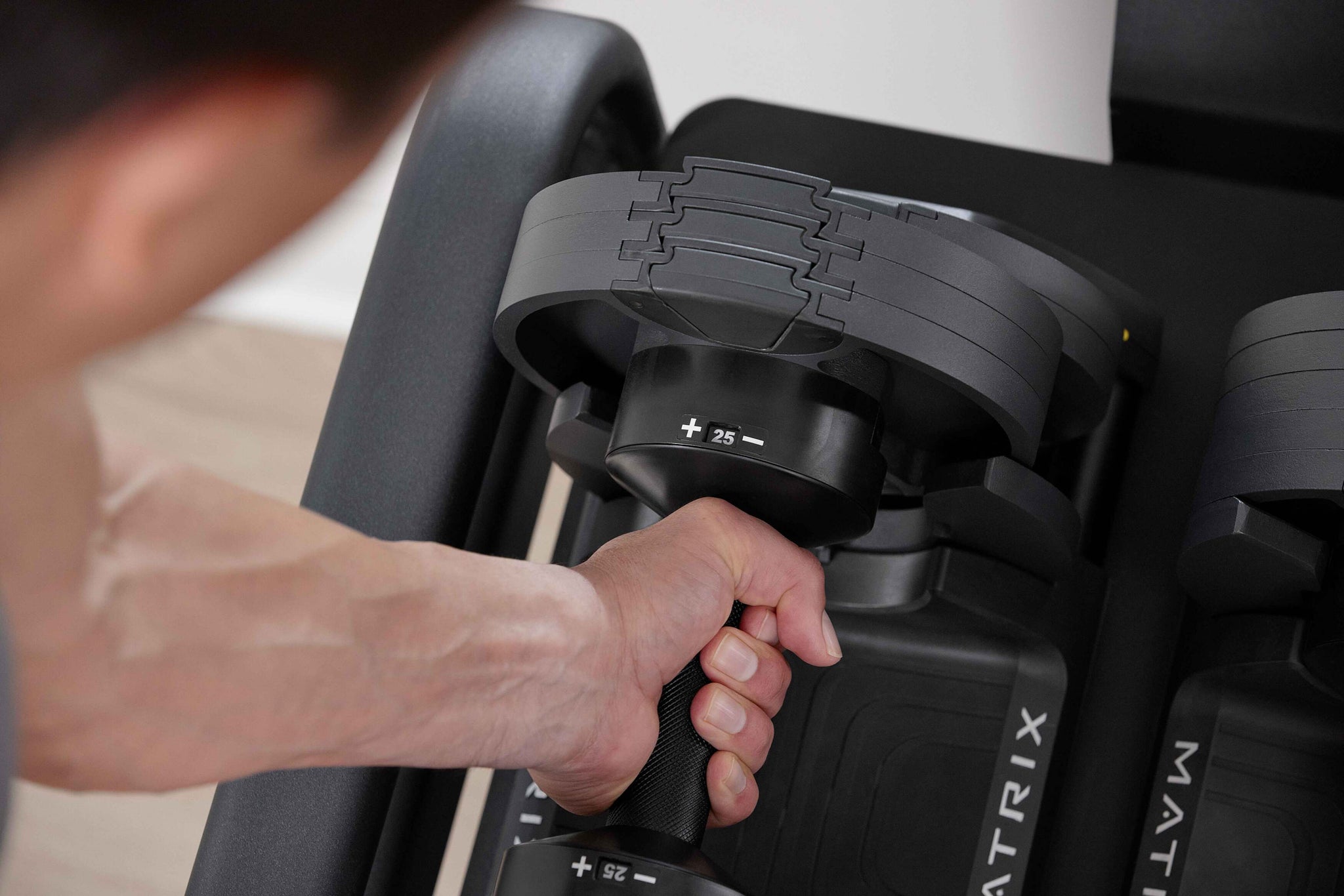 MXR23_LIFESTYLE_DUMBBELLS_male